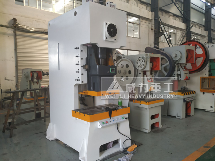 110噸氣動(dòng)沖床生產(chǎn)車間1