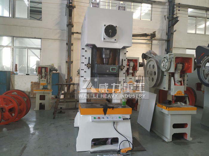 110噸氣動(dòng)沖床生產(chǎn)車間2