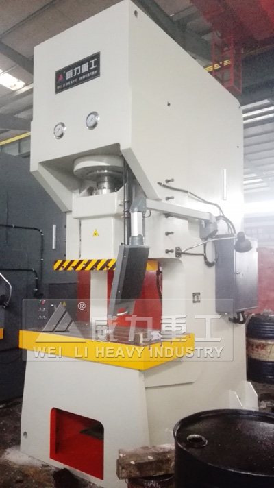 200噸液壓沖床（數(shù)控型）