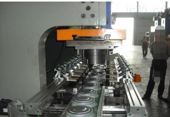 沖床自動(dòng)化生產(chǎn)